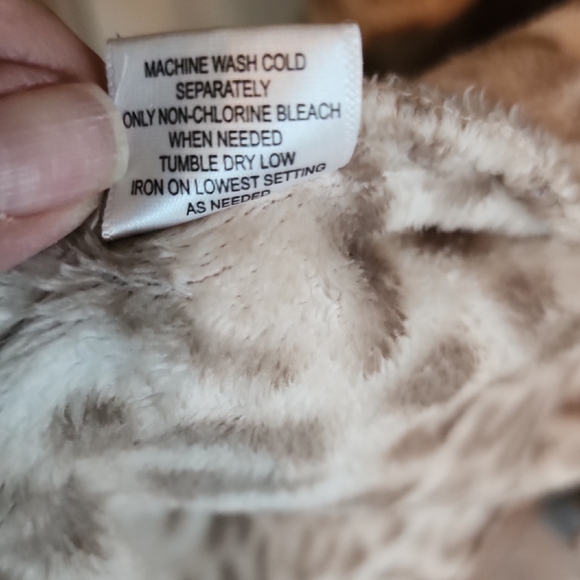 Natori Animal Print Plush Robe - Picture 6 of 8